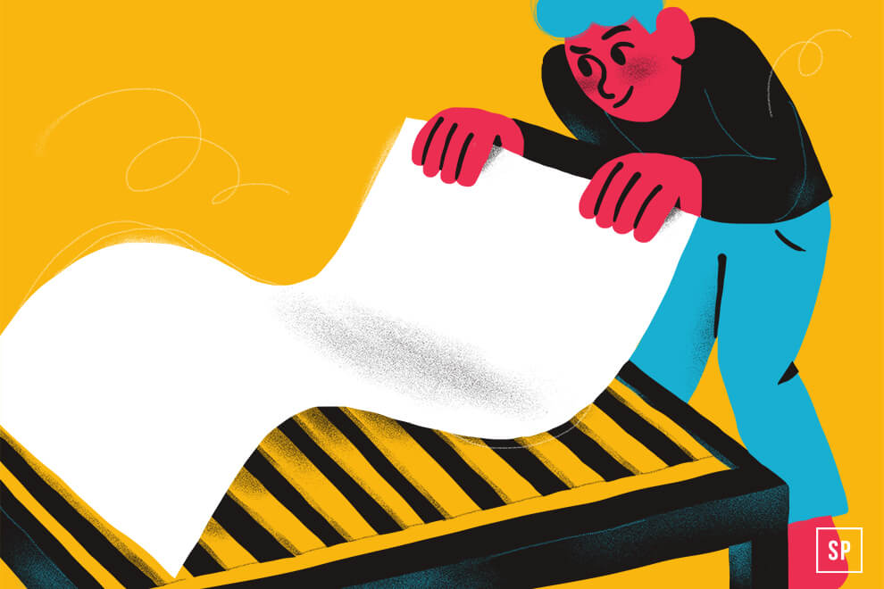 Eine illustrierte Person mit blauem Haar und roter Haut hebt ein großes Laken über eine sinnvolle Lattenrostauflage auf einem schwarz-gelb gestreiften Bettgestell vor einem leuchtend gelben Hintergrund.