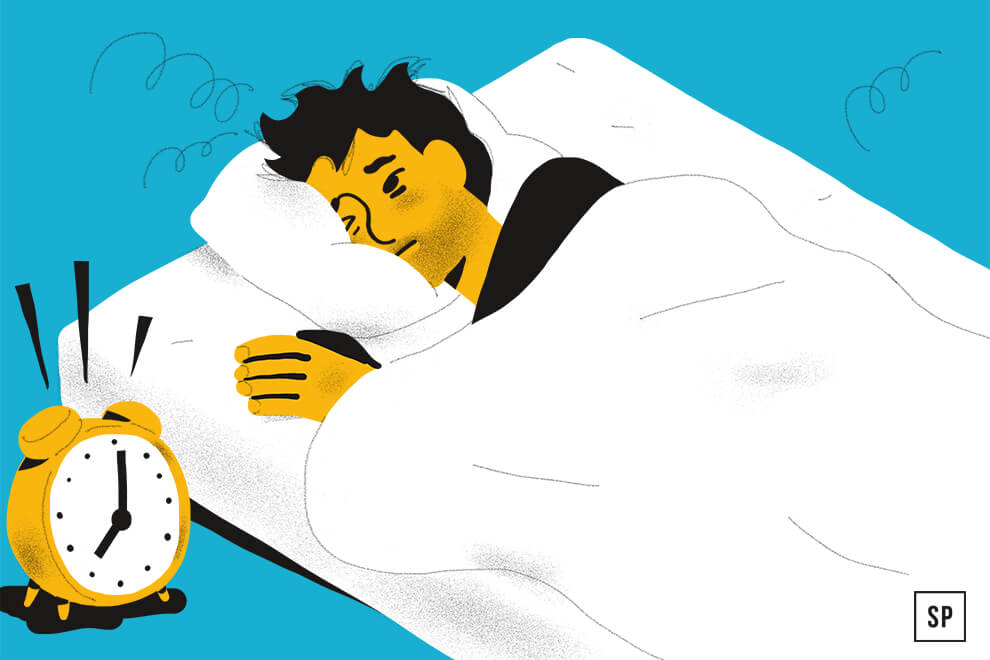 Eine Person liegt im Bett unter einer weißen Decke, sieht müde aus und blickt auf einen klingelnden gelben Wecker auf blauem Hintergrund und wünscht sich, sie könnte früher aufstehen.