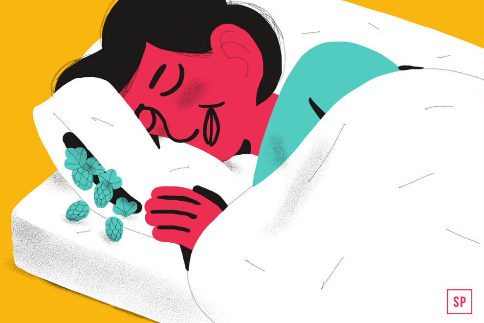Illustration einer Person mit roter Haut friedlich schlafend im Bett, sabbernd auf einem Kissen mit grünen Minzblättern und Hopfen. Die weiße Bettwäsche und der gelbe Hintergrund schaffen eine ruhige Szene, die entspannter Schlaf hervorhebt.
