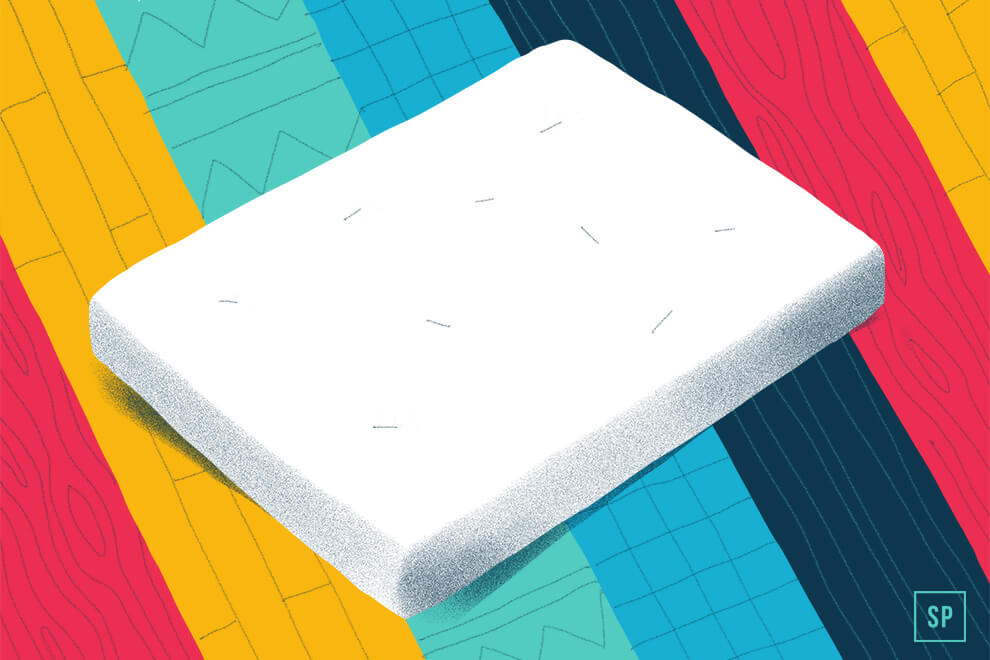 Eine weiße, rechteckige Matratze liegt auf einem farbenfrohen, gemusterten Hintergrund mit türkisfarbenen, gelben, roten und schwarzen Abschnitten, die jeweils ein geometrisches Muster aufweisen - perfekt, um den besten Bodenbelag in jedem Schlafzimmer hervorzuheben.