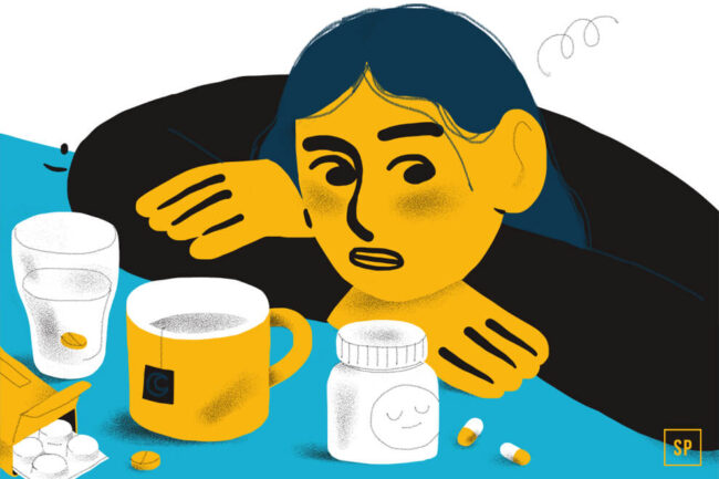 Illustration einer Person mit müdem Gesichtsausdruck, die ihren Kopf auf verschränkten Armen ruht, umgeben von einem Becher, Schlaftabletten, Pillen, einem Glas Wasser und einer Blisterpackung auf einem blauen Tisch.