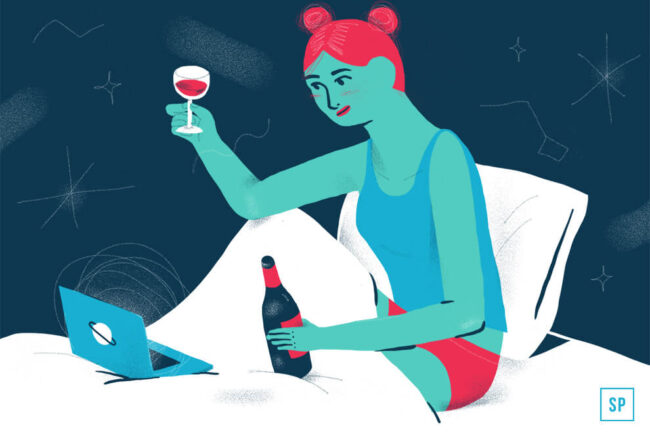 Eine illustrierte Frau mit rosa Haaren sitzt im Bett, hält ein Weinglas und eine Weinflasche im Schoß und schaut auf einen geöffneten Laptop. Der dunkelblaue Hintergrund mit abstrakten Formen und Sternen deutet auf die Verbindung zwischen Alkohol und Schlaf hin.
