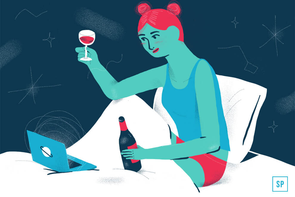 Eine illustrierte Frau mit rosa Haaren sitzt im Bett, hält ein Weinglas und eine Weinflasche im Schoß und schaut auf einen geöffneten Laptop. Der dunkelblaue Hintergrund mit abstrakten Formen und Sternen deutet auf die Verbindung zwischen Alkohol und Schlaf hin.
