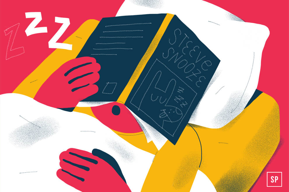 Eine Person liegt im Bett unter einer weißen Decke und hat ein Buch vor sich liegen. Der Buchtitel lautet Steve Snooze und zeigt eine schlafende Figur. Große Z-Symbole darüber deuten auf Schlaf hin, genau wie in vielen liebevoll illustrierten Kinderbüchern.