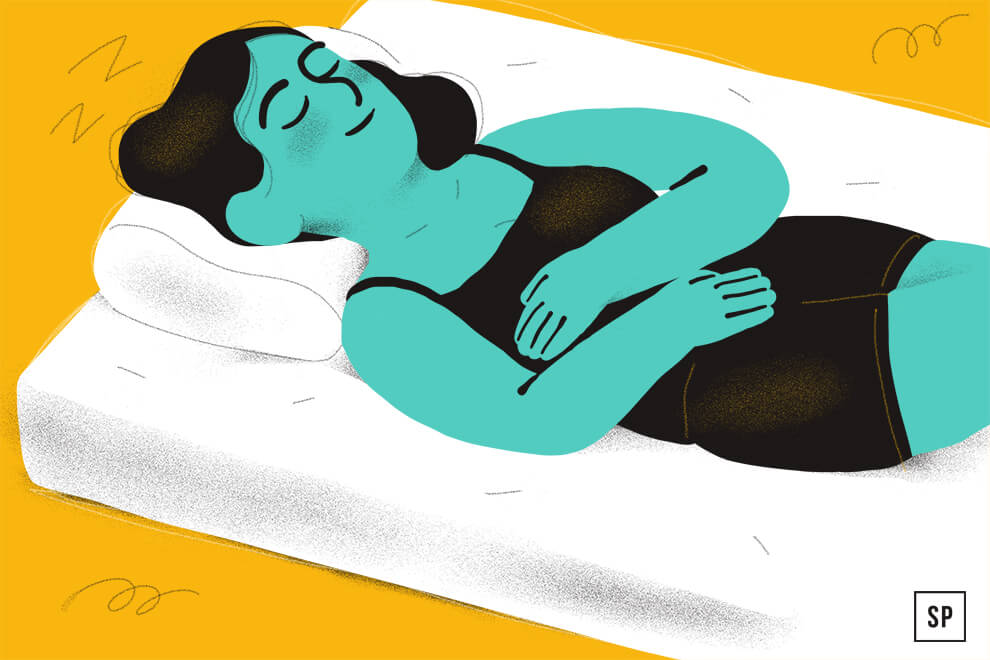 Illustration einer Person mit blauer Haut und schwarzem Haar, die auf dem Rücken auf einer weißen Matratze schläft, die Hände auf den Bauch gelegt, bequem gestützt von einem Rückenschläferkissen, vor einem gelben Hintergrund.