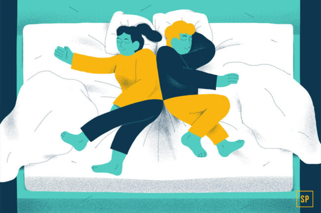 Illustration eines Paares, das Rücken an Rücken auf einem Bett schläft, wobei jeder mit ausgestreckten Armen und Beinen Platz nimmt. Das leicht unordentliche Bettzeug deutet auf eine Matratzenmulde hin, während Blau- und Gelbtöne eine ruhige Szene schaffen.