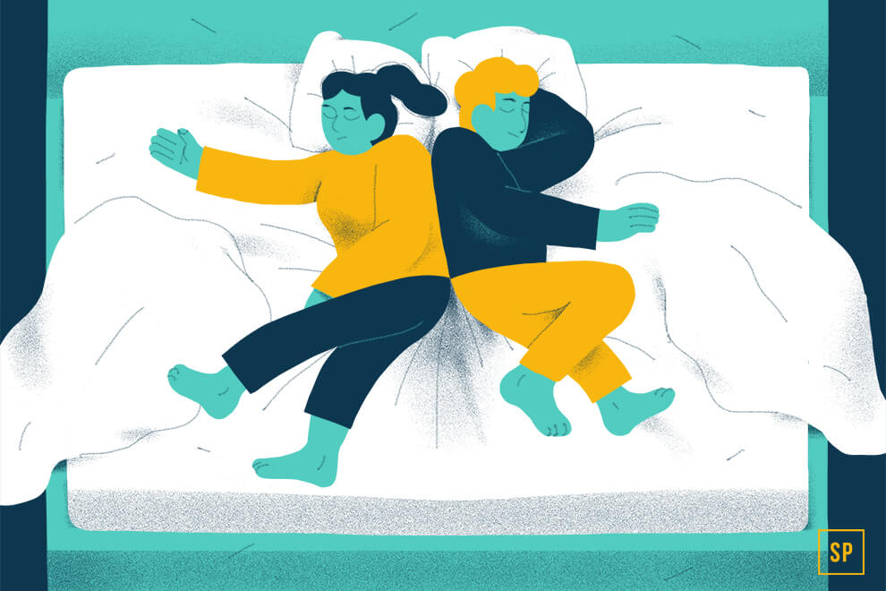 Illustration eines Paares, das Rücken an Rücken auf einem Bett schläft, wobei jeder mit ausgestreckten Armen und Beinen Platz nimmt. Das leicht unordentliche Bettzeug deutet auf eine Matratzenmulde hin, während Blau- und Gelbtöne eine ruhige Szene schaffen.
