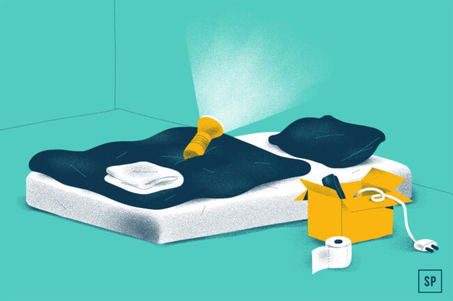 Eine Illustration einer Matratze mit zwei Kissen und einem gefalteten Handtuch in einem weitgehend leeren Zimmer - perfekt für die erste Nacht in der neuen Wohnung. Eine Taschenlampe leuchtet auf das Bett, während eine offene Schachtel mit Utensilien auf eine Checkliste zum Ausdrucken hindeutet.