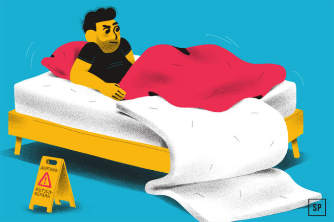 Eine Illustration eines besorgten Mannes, der mit einer roten Decke im Bett sitzt, während das Bett kippt und die Laken herunterfallen. Auf einem gelben Warnschild steht Achtung Rutschgefahr und warnt vor einer rutschigen Oberfläche, die durch den Topper rutscht.