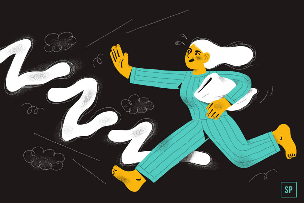 Illustration einer Frau in blauem Schlafanzug, die mit einem Kissen unter dem Arm läuft und schwebende Z-Formen jagt, die Schlafmangel symbolisieren, mit dunklem Hintergrund und verstreuten Wolken.