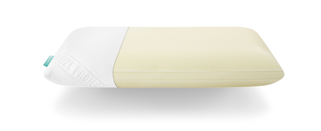 Ein rechteckiges Memory-Foam-Kissen mit einem weißen, strukturierten Bezug, der teilweise entfernt wurde, um das cremefarbene Schaumstoffinnere zum Vorschein zu bringen. Ein kleines türkisfarbenes Etikett ist an der Seite des Kissens befestigt.