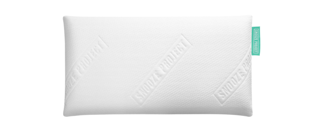 Ein rechteckiges, weißes Kissen mit strukturierter Oberfläche und dem diagonal eingeprägten Schriftzug SNOOZ PROJECT, mit einem grünen Stoffanhänger an der Seite.