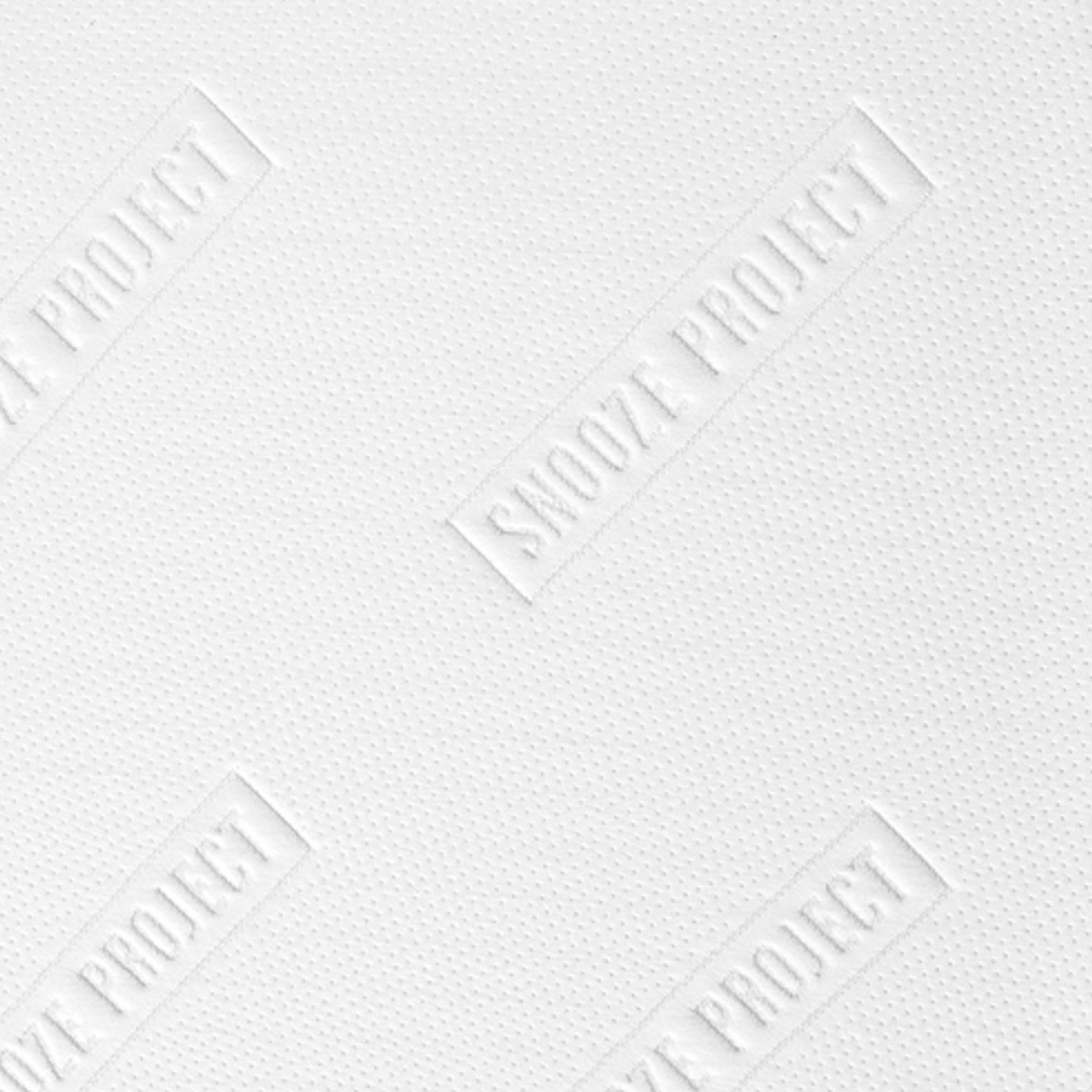 Bezug-SP-weiß Der Ersatzbezug für Familienbett Matratze hat eine weiße, strukturierte Oberfläche mit einem dezenten Punktmuster und dem Schriftzug SNOOZE PROJECT, der diagonal auf den Bezug geprägt ist. Ideal für Ihre Familienbett Matratze.