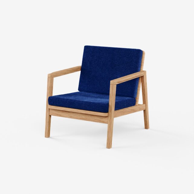 Ein moderner Holzsessel mit natürlichem, leichtem Gestell mit marineblauem Klappbares Garten Lounge Polster nach Maß Sitz und Rückenlehne vor einem schlichten weißen Hintergrund.