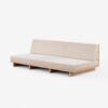 Die Klappbares Garten Lounge Sitzbank Polster nach Maß zeichnet sich durch ein minimalistisches, beigefarbenes Design mit einem Holzrahmen, einer niedrigen Sitzfläche und drei offenen, rechteckigen Fächern darunter auf einem schlichten weißen Hintergrund aus.