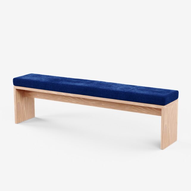 Auf einer minimalistischen Holzbank mit hellem Holzrahmen befindet sich das Rechteckige Sitzbank Sitzkissen nach Maß - ein gepolstertes, dunkelblaues, rechteckiges Sitzkissen - vor einem schlichten weißen Hintergrund.