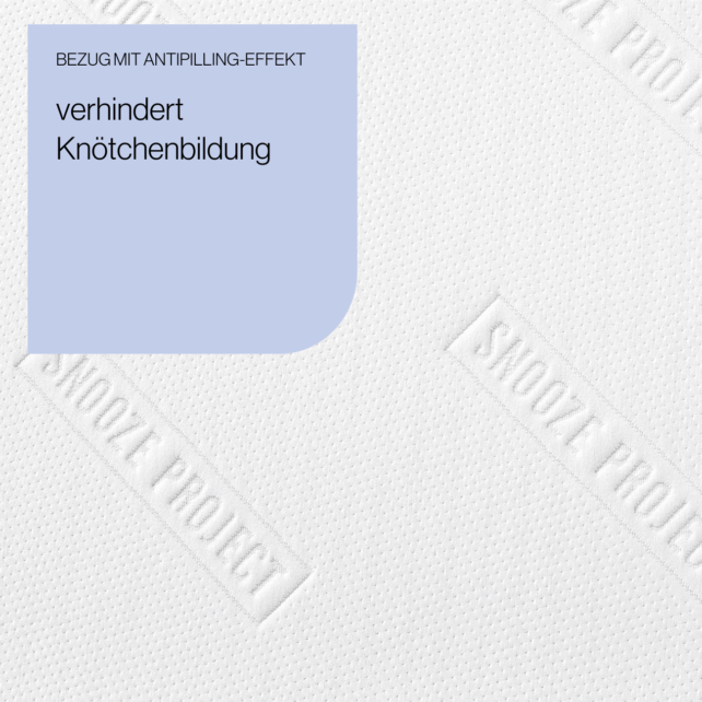 Die Klappmatratze/Faltmatratze mit drei rechteckigen Teilen ist aus weißem, strukturiertem Stoff mit der Prägung "Snooze Project" hergestellt. Auf einer blauen Schachtel steht: Bezug mit Antipilling-Effekt verhindert Knötchenbildung.