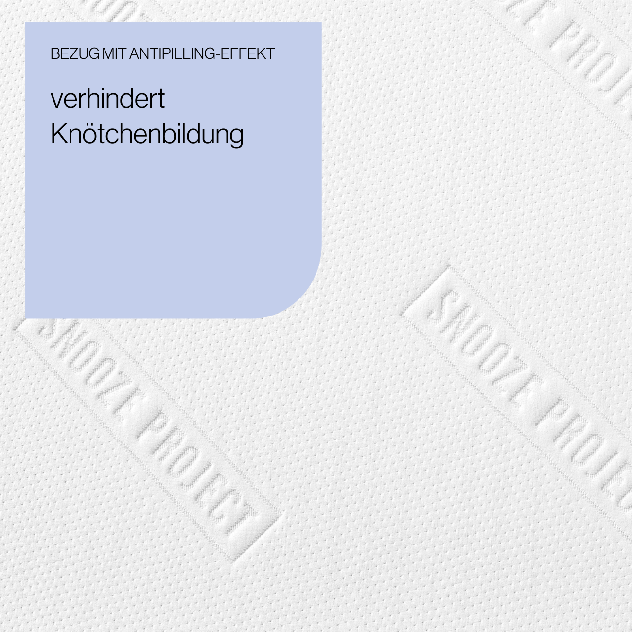 All - Antipilling Effekt Die Klappmatratze/Faltmatratze mit drei rechteckigen Teilen ist aus weißem, strukturiertem Stoff mit der Prägung "Snooze Project" hergestellt. Auf einer blauen Schachtel steht: Bezug mit Antipilling-Effekt verhindert Knötchenbildung.