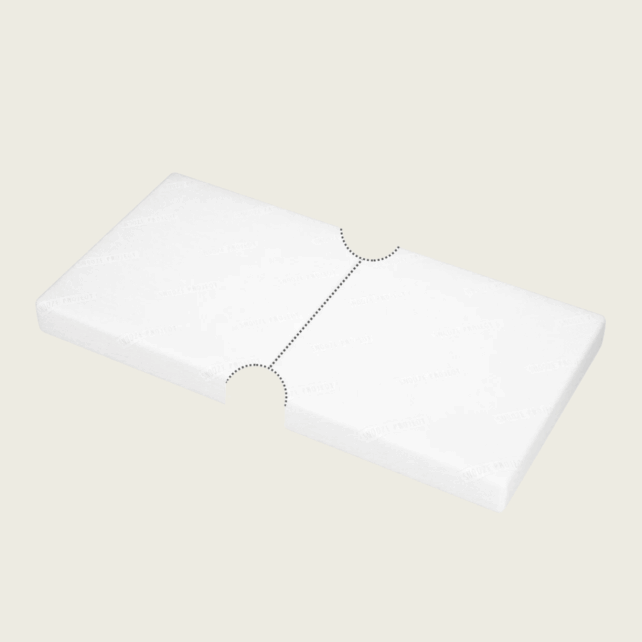 Die PKW Klappmatratze Dachzelt/Aufstelldach mit Ausschnitten ist eine weiße, rechteckige Schaumstoffmatratze, die in zwei Teile geteilt ist, die jeweils einen halbkreisförmigen Ausschnitt haben, der beim Zusammenfügen eine kreisförmige Lücke bildet - ideal für Dachzelte oder unter einem Aufstelldach.