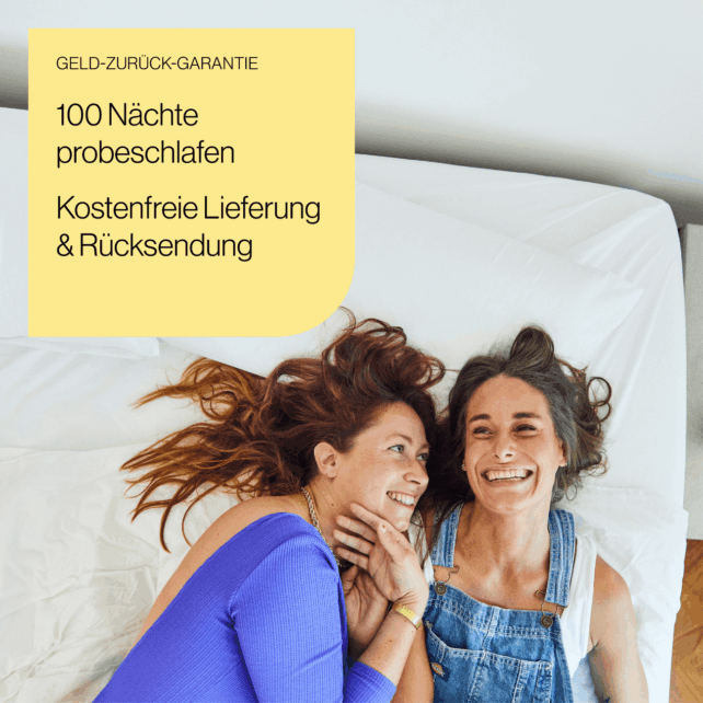 Zwei lächelnde Frauen liegen entspannt nebeneinander auf einer Klappmatratze/Faltmatratze mit drei rechteckigen Teilen. Ein gelber Kasten oben links zeigt: 100 Nächte Probeschlafen, kostenlose Lieferung & Rücksendung, Geld-zurück-Garantie.