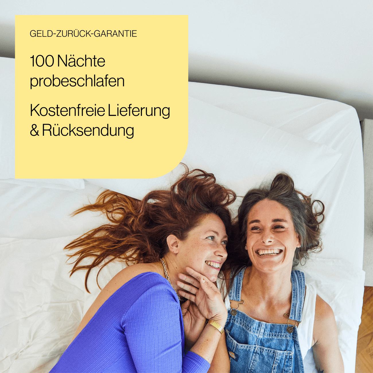 Geld-zurück-Garantie Zwei Frauen liegen lächelnd auf einem weißen Bett, einander zugewandt und lachend. Ein gelbes Kästchen oben links weist auf eine 100-Nächte-Testversion, kostenlose Lieferung und Rücksendung hin - perfekt für Ihren Rechteckigen Topper nach Maß.