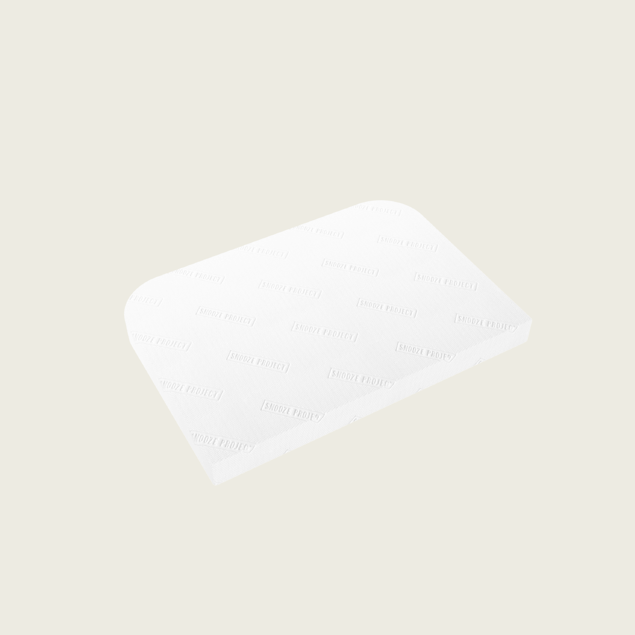 Ein einzelner rechteckiger weißer Baumwollblock mit abgerundeten Ecken, der einem LKW Matratze Mercedes Actros MP4 Big Space ähnelt, wird auf einem hellbeigen Hintergrund gezeigt. Der Block weist eine subtile Struktur mit schwach geprägtem Text auf seiner Oberfläche auf.