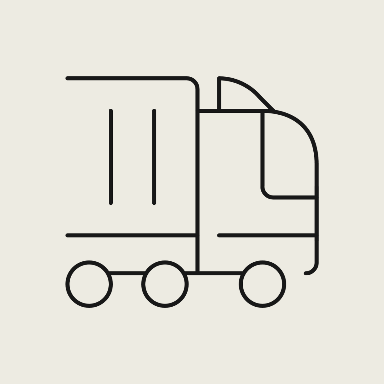 Einfache schwarze Strichzeichnung eines Sattelschleppers mit drei Rädern auf einem schlichten hellen Hintergrund. Das Design ist minimalistisch und geometrisch und zeigt eine Seitenansicht des LKWs.