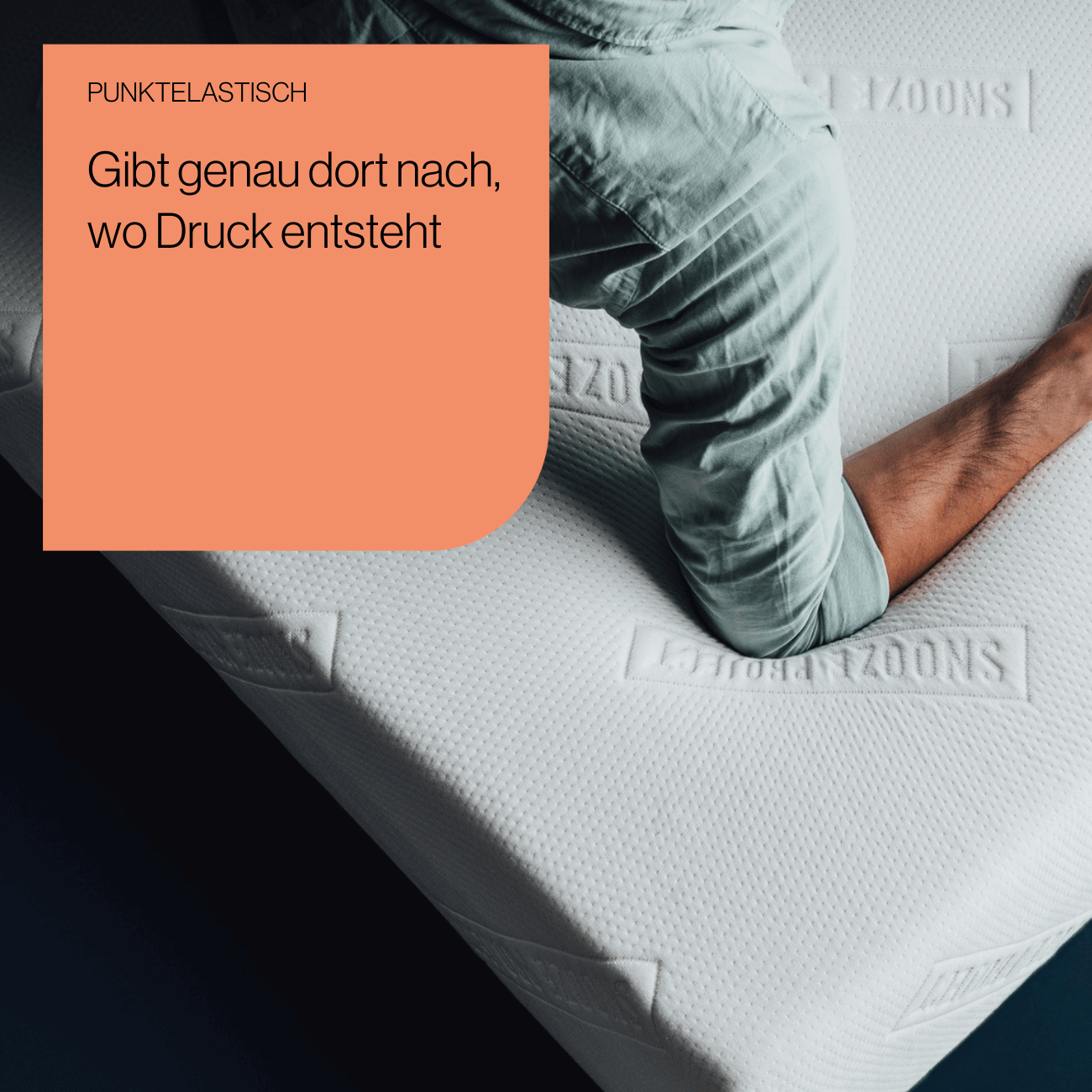 Matratzen - punktelastisch Eine Person drückt ihr Knie in eine Klappmatratze/Faltmatratze mit drei rechteckigen Teilen, wodurch eine sichtbare Einkerbung entsteht. Der deutsche Text hebt die punktelastische Eigenschaft hervor - ideal für Klappmatratzen, die nur dort nachgeben, wo Druck ausgeübt wird.