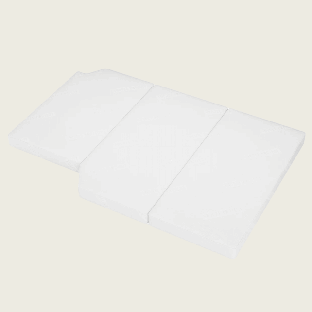 Die PKW Matratze/Klappmatratze Mercedes Benz Marco Polo Activity besteht aus drei zusammenhängenden, weißen, rechteckigen Teilen, die flach auf einem hellen Untergrund liegen - ideal für den Einsatz im Mercedes Benz Marco Polo Activity.