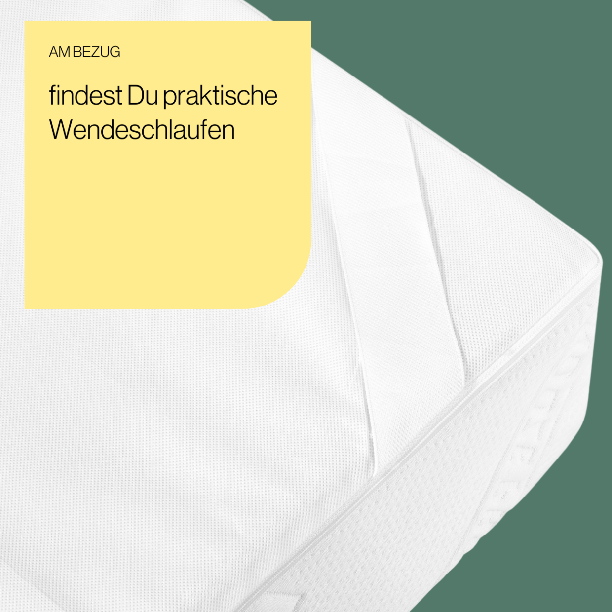 Nahaufnahme einer weißen Matratze mit strukturiertem Stoff und Eckdetails, überlagert von einem gelben Kasten mit deutschem Text über praktische Wendeschleifen auf dem Bezug.