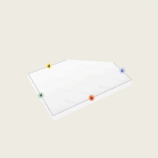 Eine weiße Matratze nach Maß mit einem Eckabschnitt, abgeschrägt (Variante 2), beschriftet mit "SHORT QUEEN", hat die Ecken a (grün), b (orange), c (blau) und d (gelb) zur einfachen Identifizierung auf hellem Hintergrund.