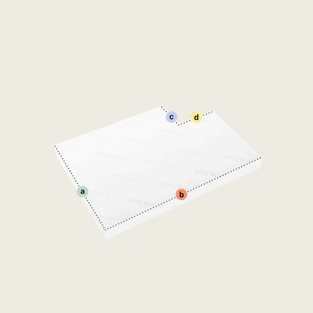 Eine weiße rechteckige Matratze nach Maß mit einem Eckausschnitt (Variante 4) liegt flach, die Ränder sind mit gepunkteten Linien umrandet, an den Ecken befinden sich farbige Etiketten: a (grün), b (orange), c (blau), d (gelb). Der Hintergrund ist hellbeige.