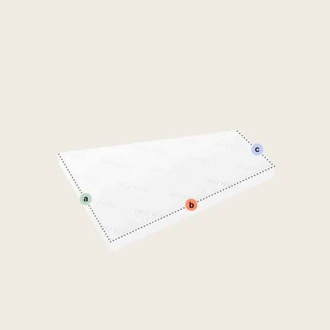 Abgebildet ist eine rechteckige weiße Matratze nach Maß mit einer Schräge (Variante 2) mit gepunkteten Umrissen, die die oberen Kanten markieren, und drei beschrifteten Punkten - grün (a), orange (b), blau (c) - an den Ecken des Umrisses, vor einem einfarbigen hellbeigen Hintergrund.