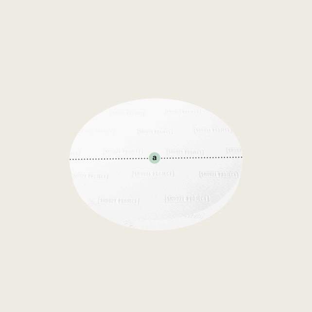 Eine weiße kreisförmige Matratze nach Maß mit schwachem SNOOZ PROJECT-Text ist auf einem hellbeigen Hintergrund zentriert. Eine gepunktete Linie verläuft horizontal durch die Mitte und schneidet einen kleinen grünen Kreis mit der Aufschrift a.