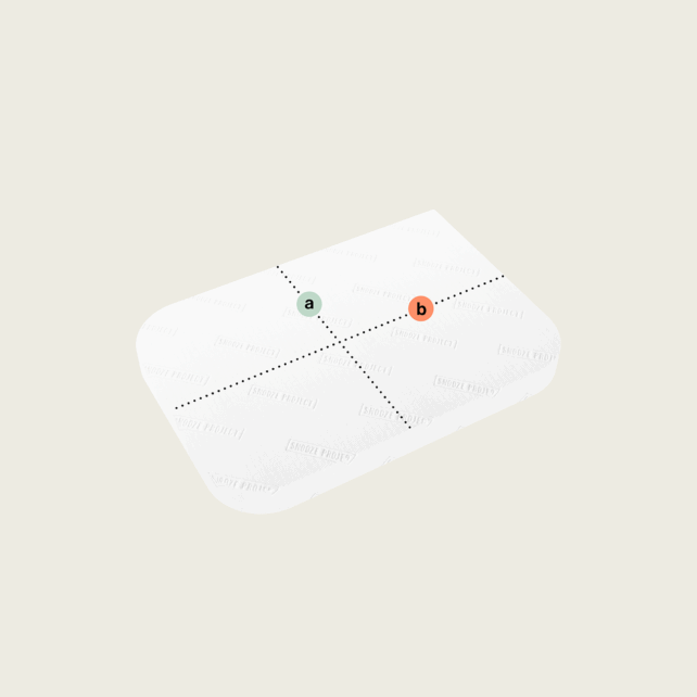 Ein weißes rechteckiges Objekt mit abgerundeten Ecken, das der "Matratze nach Maß mit drei Rundungen (Variante 1)" ähnelt, ist durch gestrichelte Linien in vier Abschnitte unterteilt; ein grünes a und ein orangefarbenes b befinden sich in separaten Quadranten auf einem einfarbigen hellen Hintergrund.