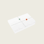 Eine Matratze nach Maß mit einer Rundung (Variante 1) ist durch gepunktete Linien in vier Quadranten geteilt. Punkt a (grün) liegt oben links, Punkt b (orange) oben rechts.