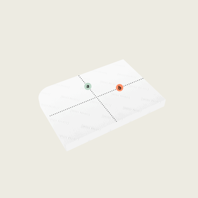 Ein weißes Blatt mit gepunkteten schwarzen Linien, die ein Kreuz bilden und mit a (oben links) und b (unten rechts) beschriftet sind, zeigt das Gestaltungsmuster für Matratze nach Maß mit einer Rundung (Variante 4) auf einem einfarbigen hellen Hintergrund.