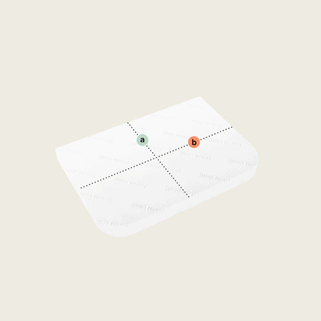 Eine rechteckige weiße Matratze nach Maß mit zwei Rundungen (Variante 4) liegt auf einem hellen Hintergrund. Gepunktete Linien durchkreuzen die Oberfläche, wobei der Punkt "a" in grüner und der Punkt "b" in oranger Farbe inmitten einer schwachen Schrift markiert ist.