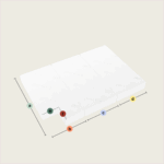 Drei weiße rechteckige Schaumstoffteile der Klappmatratze liegen nebeneinander (Ausschnitt oben links). Bunte Kreise mit den Buchstaben a, b, c, d und f zeigen Maße und Merkmale; Segment b ist mit gestrichelten Linien gekennzeichnet.