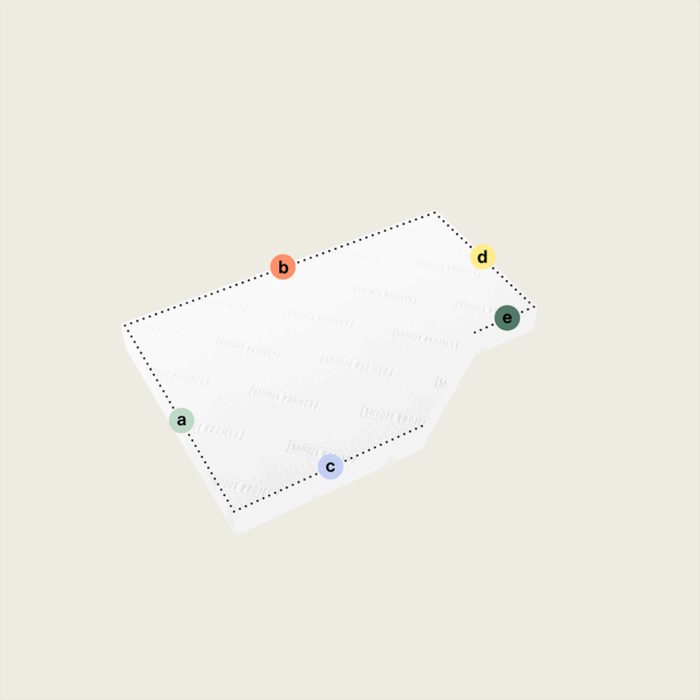 Ein weißer, unregelmäßig geformter 3D-Block stellt die Matratze nach Maß mit einem schrägen Ausschnitt (Variante 1) dar, mit dezent geprägtem Text, einer gepunkteten schwarzen Umrandung und farbigen Punkten mit den Bezeichnungen a-e, die die Ecken und den schrägen Rand markieren.