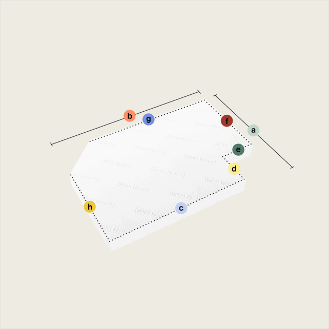 Eine weiße sechseckige Matratze nach Maß mit einem Eckausschnitt und einem Eckabschnitt (Variante 1) auf hellem Hintergrund, beschriftet mit farbigen Punkten (a-h); schwarze gestrichelte Linien und Pfeile zeigen Länge, Breite und Eckausschnitt an.