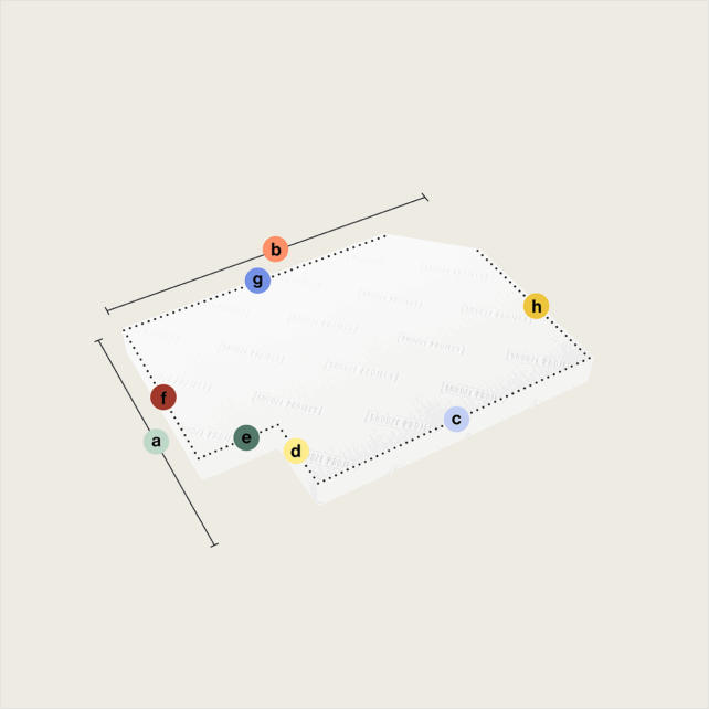 Eine weiße, unregelmäßig geformte 3D-Platte - Matratze nach Maß mit einem Eckausschnitt und einem Eckabschnitt (Variante 4) - weist an ihren Ecken/Kanten beschriftete Punkte (a-h) auf. Gestrichelte Linien und Pfeile zeigen Breite und Länge. Hellbeiger Hintergrund.