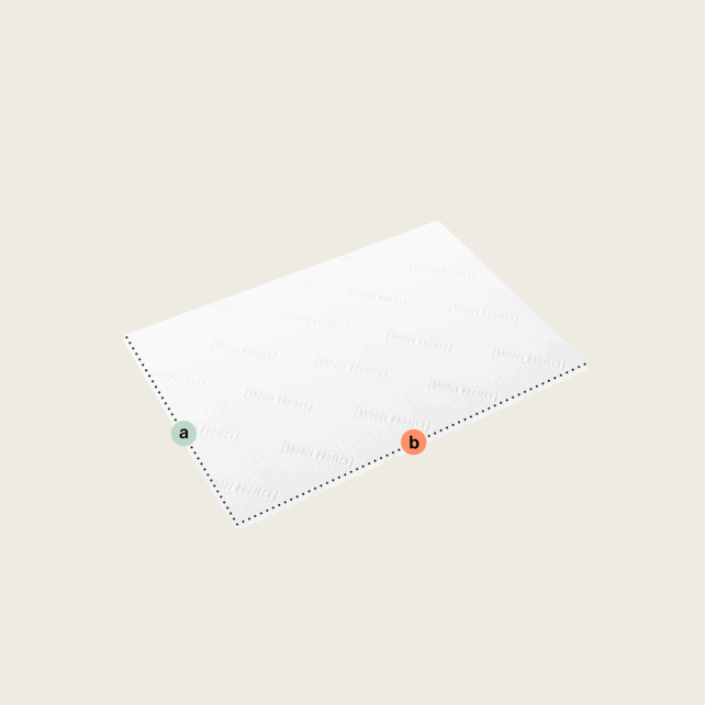 Ein Rechteckiger Topper nach Maß ist als weißes, rechteckiges Blatt auf hellem Grund mit gepunkteten Linien an zwei Kanten dargestellt. Ein grüner Kreis markiert eine Ecke, die mit "a" bezeichnet ist, und ein orangefarbener Kreis markiert die benachbarte Ecke, "b".