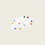 Ein Diagramm zeigt eine weiße Raute mit der Aufschrift "Topper nach Maß mit vier Eckausschnitten", unterteilt in die Abschnitte a-d, mit farbigen Punkten mit der Aufschrift e-j, die die Form auf hellem Hintergrund umgeben.