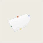 Ein weißes, abgeschrägtes Topper nach Maß mit einem Eckabschnitt (Variante 4), unregelmäßiges Viereck mit gestrichelter Kontur und vier farbig beschrifteten Punkten - grün a, orange b, blau c, gelb d - auf hellgrauem Hintergrund.