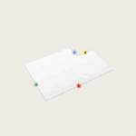 Ein rechteckiges weißes Blatt Papier liegt auf einem hellen Hintergrund, dessen Ränder mit gepunkteten Linien umrandet sind, um einen Topper nach Maß mit einem Eckausschnitt (Variante 4) anzudeuten. Vier Ecken sind durch farbige Kreise markiert: a (grün), b (rot), c (blau), d (gelb).