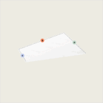 Ein weißes, unregelmäßiges Viereck - ähnlich dem "Topper nach Maß mit einer Schräge (Variante 3)" - wird auf einem hellen Hintergrund dargestellt. Drei Ecken (a: grün, b: orange, c: blau) sind beschriftet, und der Rand ist mit einer gepunkteten Linie umrandet.