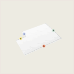 Ein weißes, rechteckiges Blatt mit einem gepunkteten Rand, dessen Ecken durch grüne (oben rechts), orangefarbene (unten rechts), gelbe (unten links) und blaue (oben links) Kreise markiert sind - perfekt für die Planung Ihres Toppers nach Maß mit einem Eckausschnitt (Variante 1).