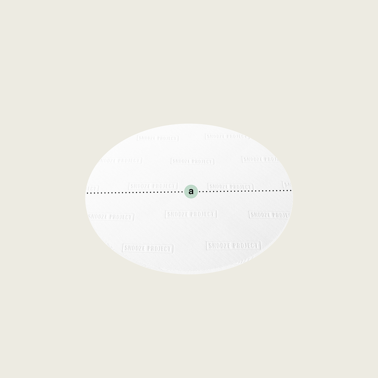 Der kreisförmige Topper nach Maß ist ein runder, weißer Topper mit einem dezenten Muster, das eine gepunktete Linie in der Mitte und einen kleinen grünen Kreis mit dem Buchstaben "a" auf hellbeigem Hintergrund zeigt.
