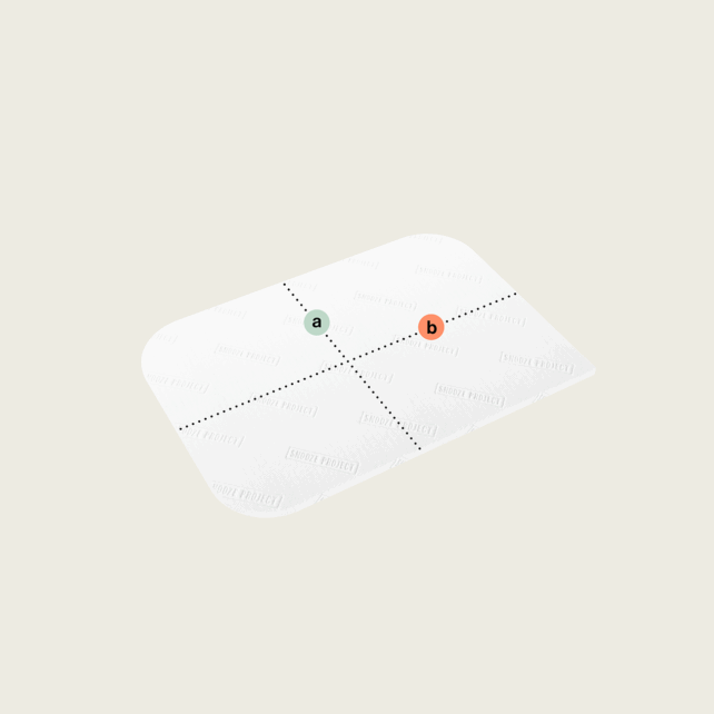 Ein rechteckiger weißer Klebeaufnäher mit drei Rundungen und einem Kreuz aus gepunkteten Linien, beschriftet mit "a" oben links und "b" unten rechts, zeigt Topper nach Maß mit drei Rundungen (Variante 2) auf einem einfarbigen hellen Hintergrund.